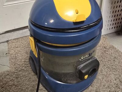 SOLO vet/dry vac for cleaning both liquid spills and dry debris