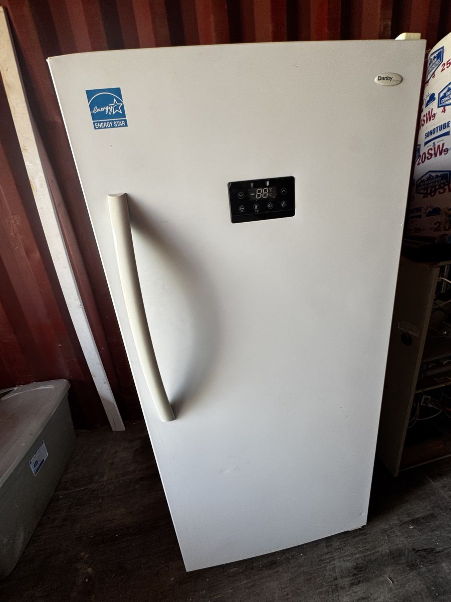 freezer Insignia white