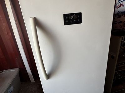 freezer Insignia white