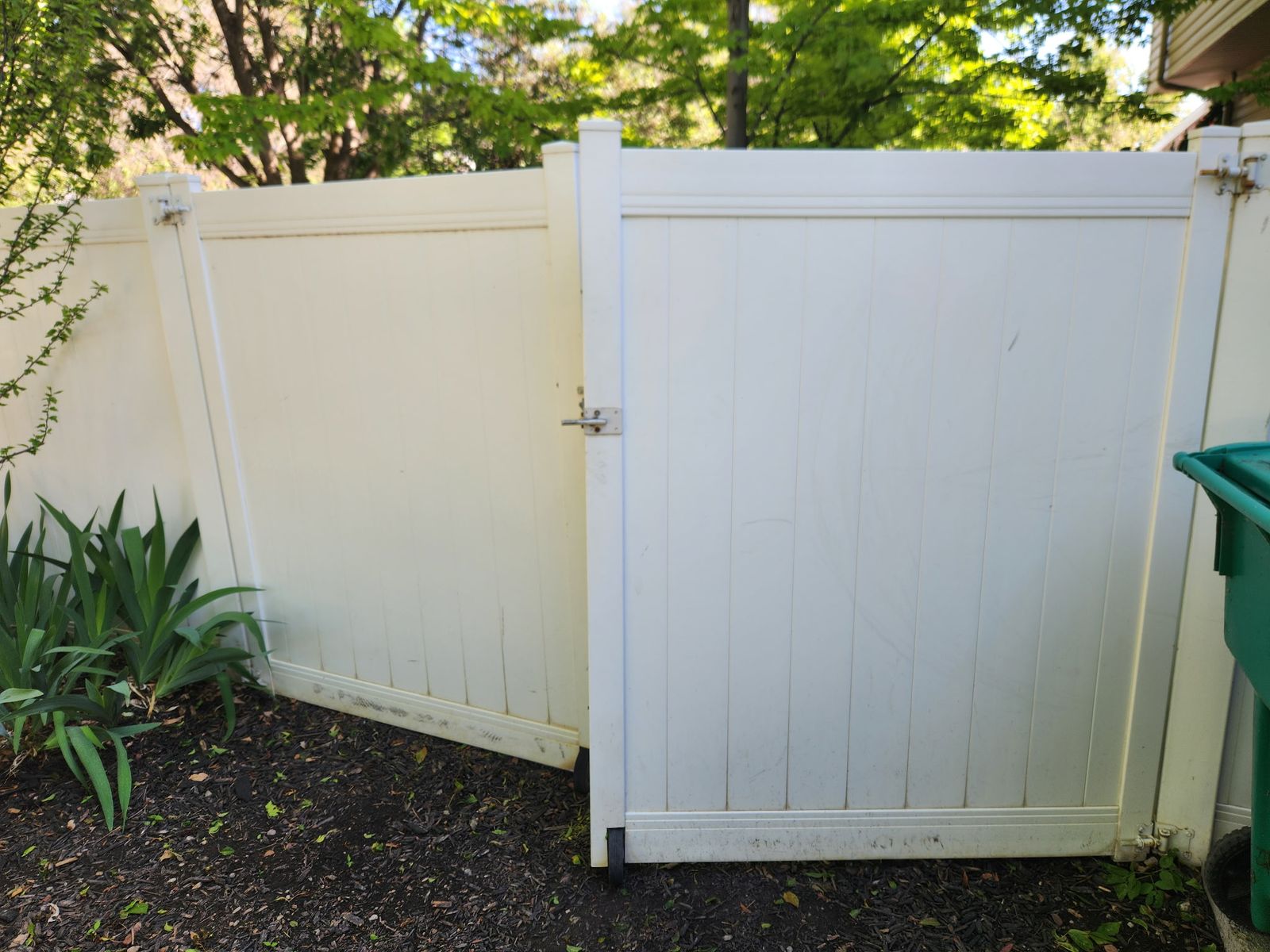 Vinyl Gate