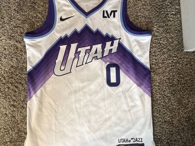 Nike Utah Jazz Taylor Hendricks #0 Swingman Jersey Association Edition Size 44 Medium