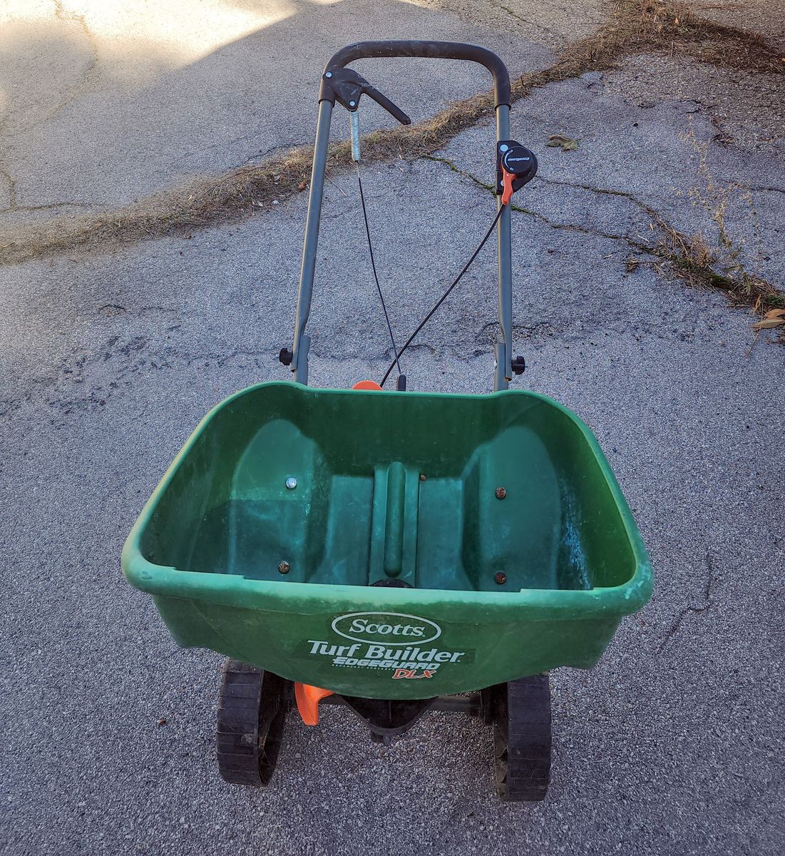 Scotts Turf Builder EdgeGuard DLX Broadcast Spreader — Used