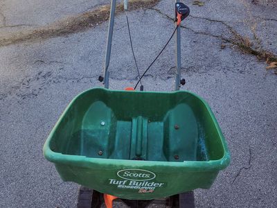 Scotts Turf Builder EdgeGuard DLX Broadcast Spreader — Used