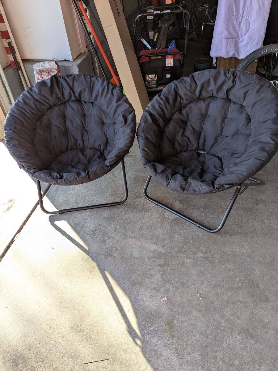 Folding cushioned chair