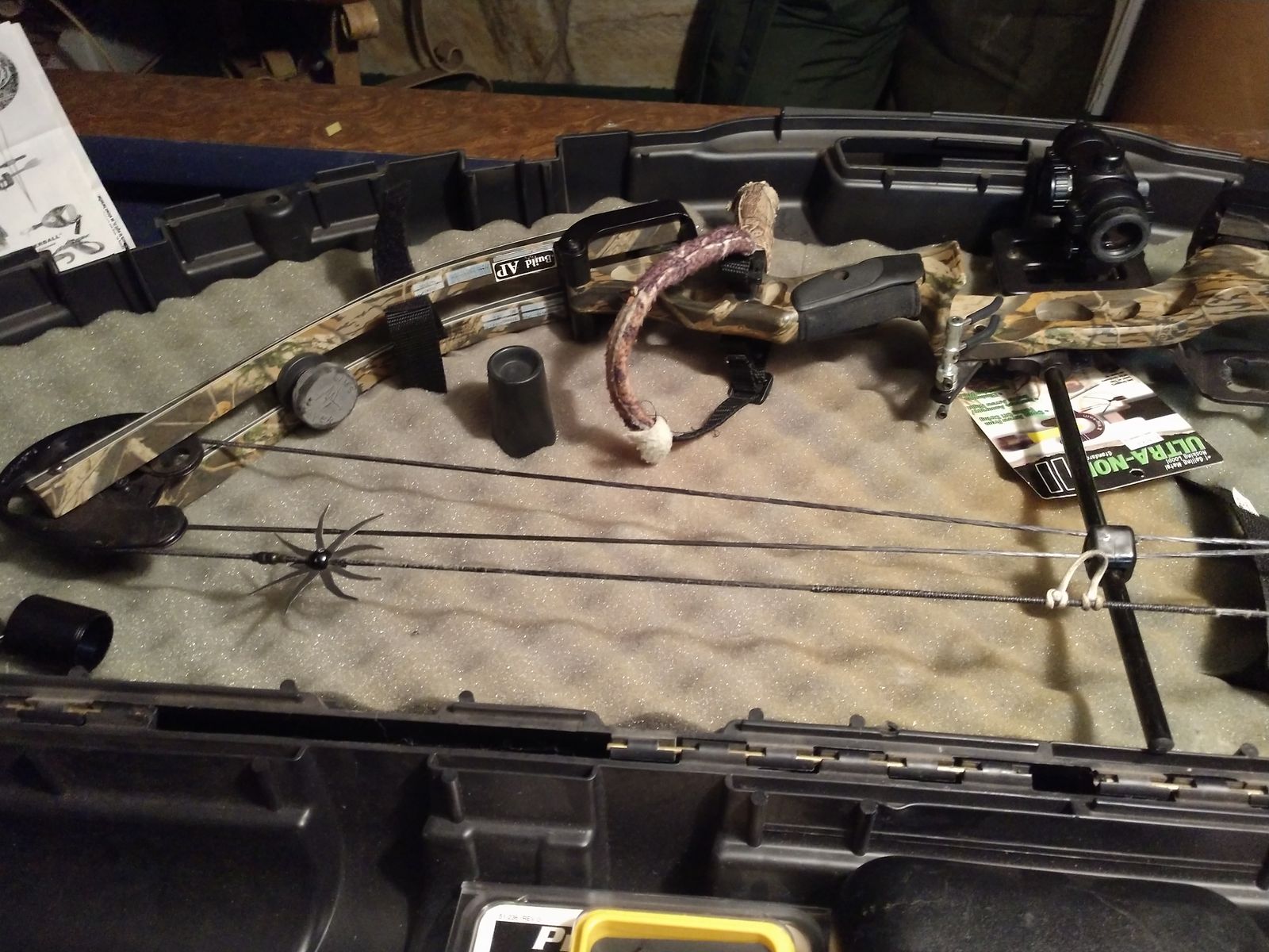 Hoyt Havoc x1, compond bow with many extras. dozen XX75 2216 Easton  arrows, repair kit and more
