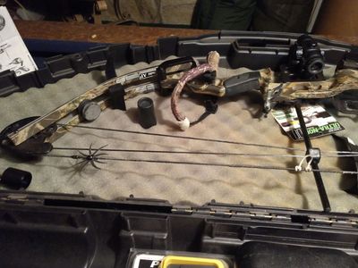 Hoyt Havoc x1, compond bow with many extras. dozen XX75 2216 Easton arrows, repair kit and more