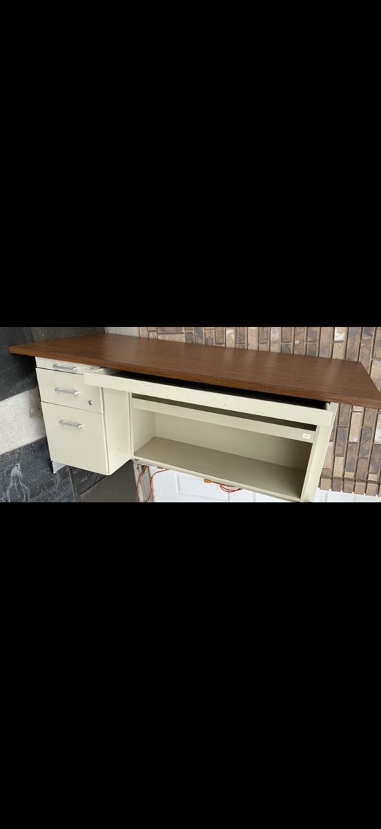 Desk Heavy metal with drawers