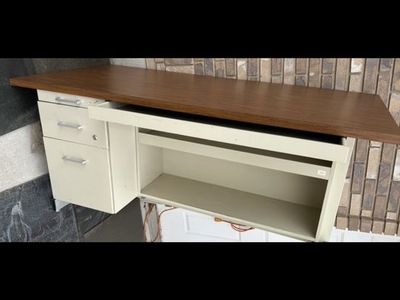 Desk Heavy metal with drawers