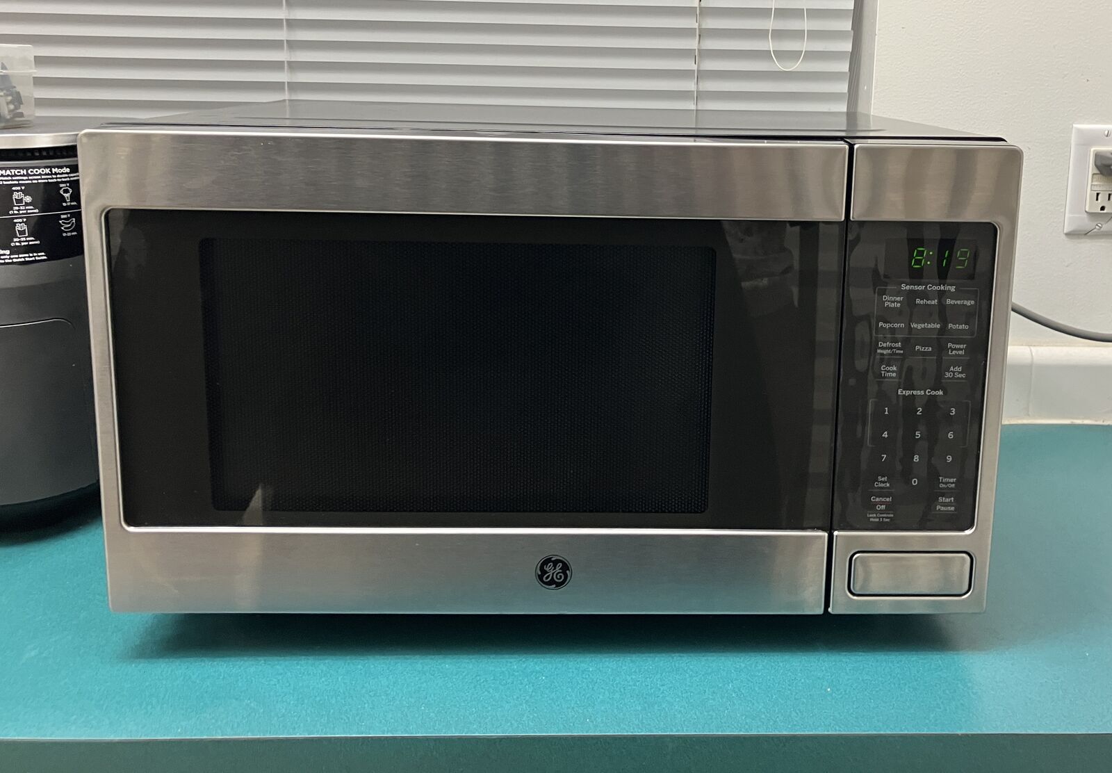 GE countertop microwave oven