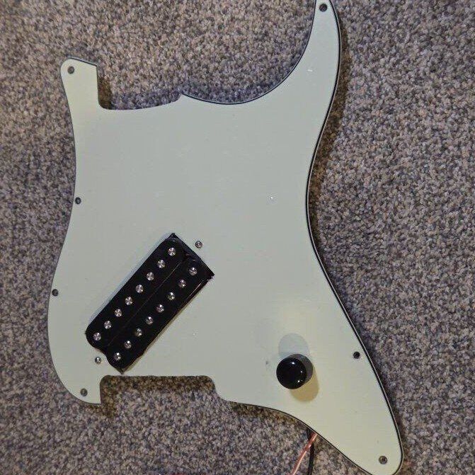 Strat style pick guard loaded 1 humbucker