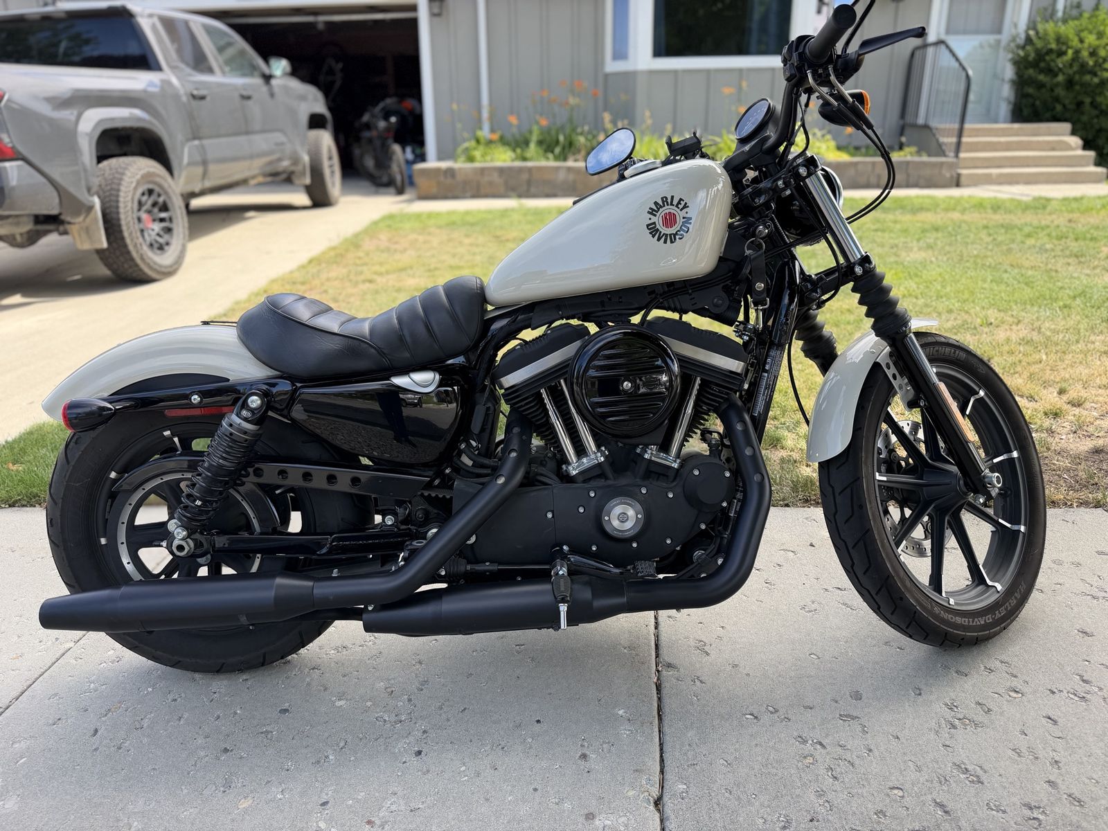 Harley-Davidson Sportster Iron 883 Motorcycle - cream-white, Excellent Condition