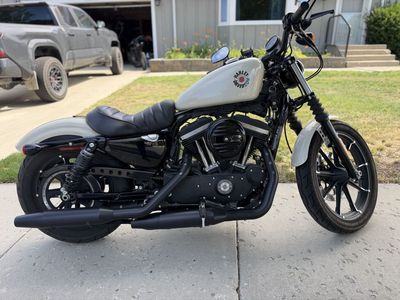 Harley-Davidson Sportster Iron 883 Motorcycle - cream-white, Excellent Condition