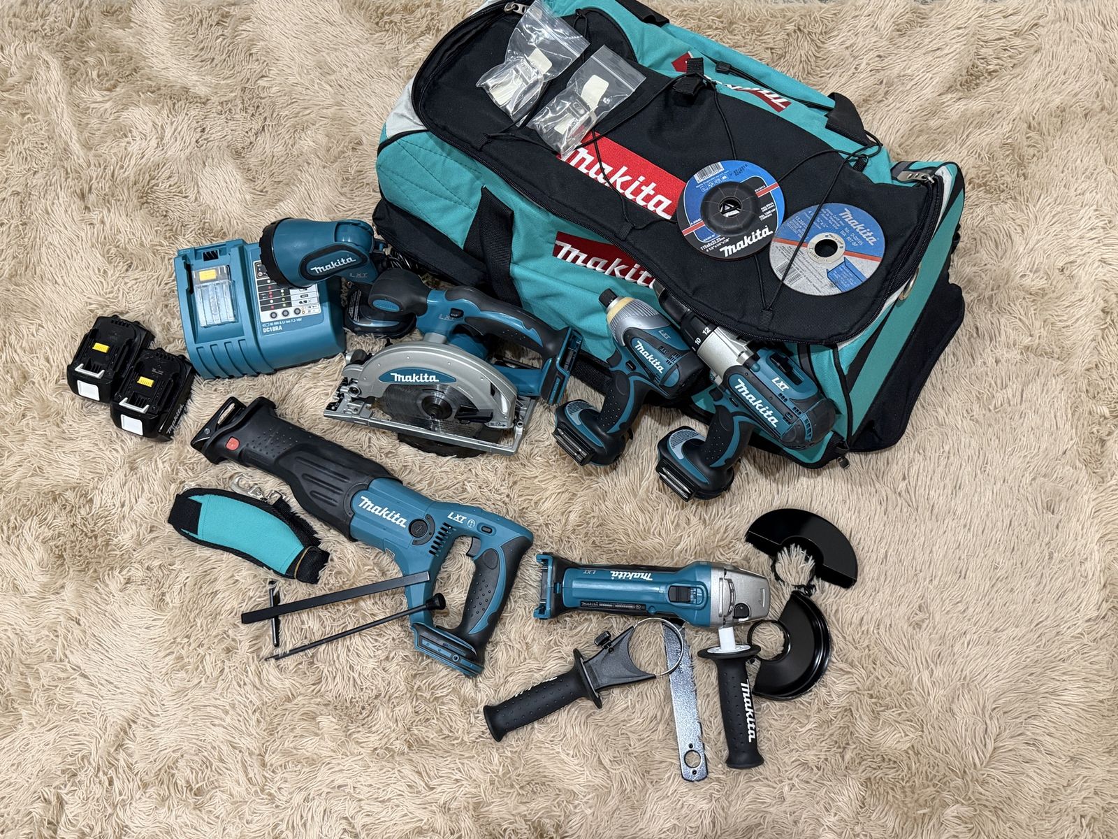 LIKE NEW Makita LXT 18V Cordless 6-Piece Power Tool Combo Kit with Batteries, Charger, and Bag