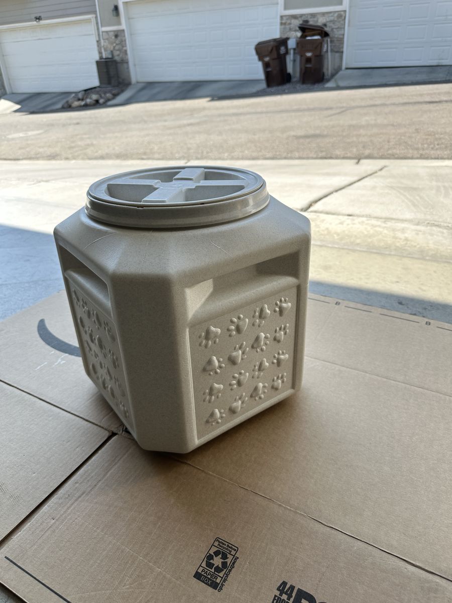 GAMMA2 Vittles Vault 15 lb Pet Food Storage Container + Dog Accessories