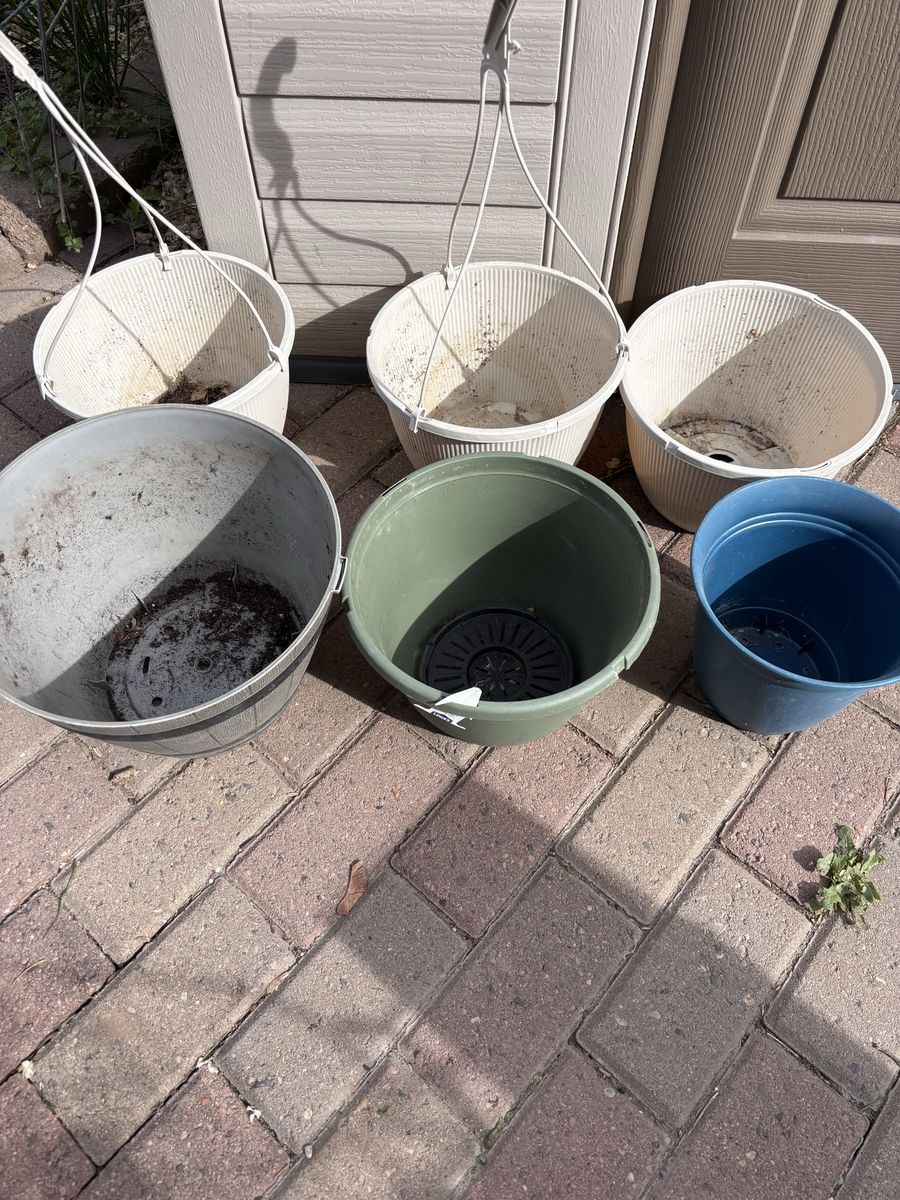 Planter pots $3 each