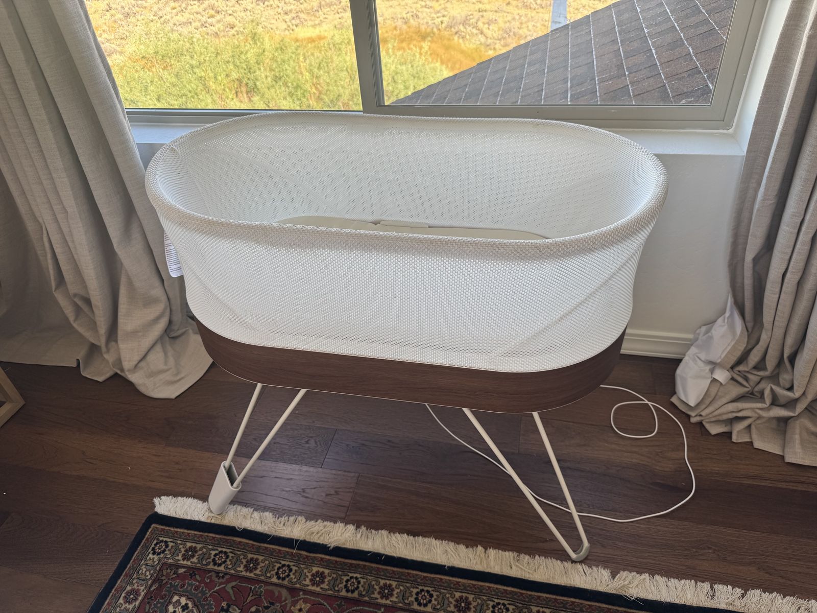 SNOO Smart Sleeper Bassinet – Original Owner- Includes: Sleep Sacks x5, Mattress Covers x4, and Risers