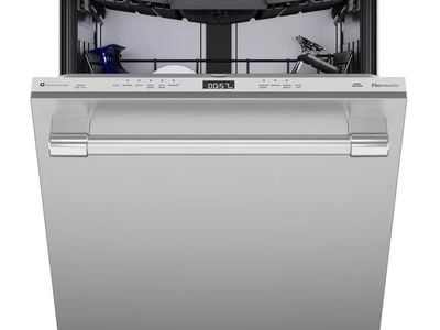 NEW IN BOX Thermador Emerald Dishwasher 24" Professional (DWHD640EFP) - Factory Sealed