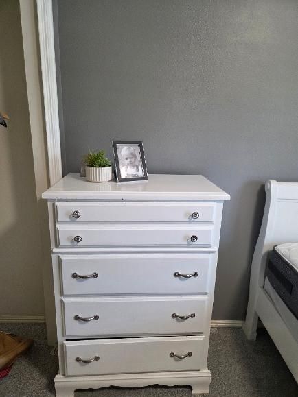 White dove tail dresser-Bassett brand