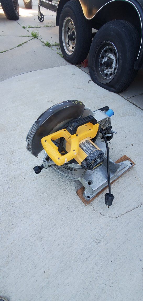 DeWalt 12" in. Compound Miter Saw DW707