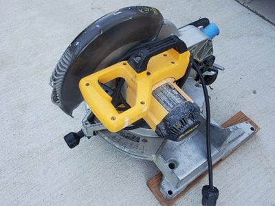 DeWalt 12" in. Compound Miter Saw DW707