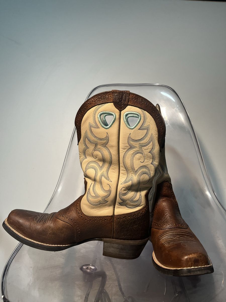 Leather Women’s Cowboy boots (cream with light blue stitching, size 8.5) Ariat 10006885