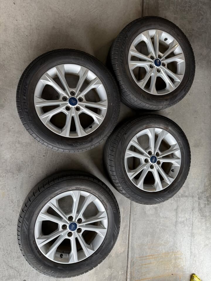 Wheels and Tires, set of 4: 235/55R-17 Ford Escape