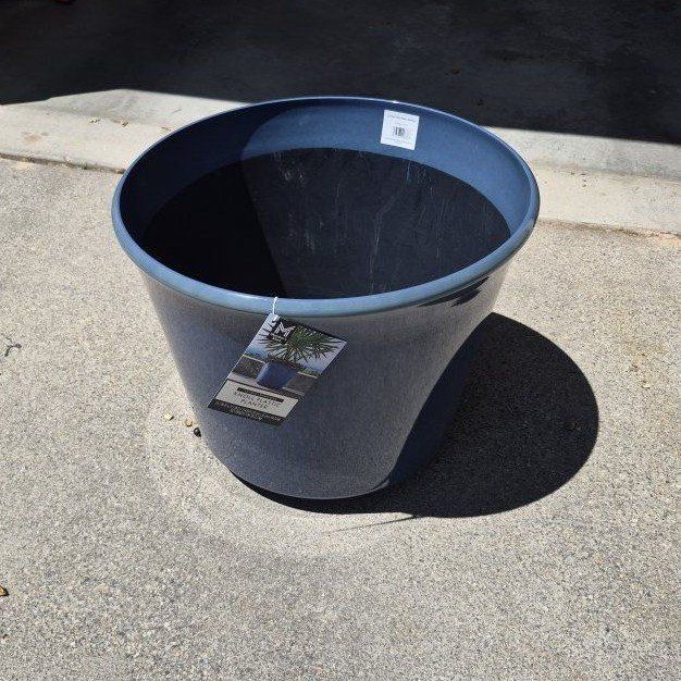 X Large 22-Inch Knoll Plastic Planter in Denim Blue