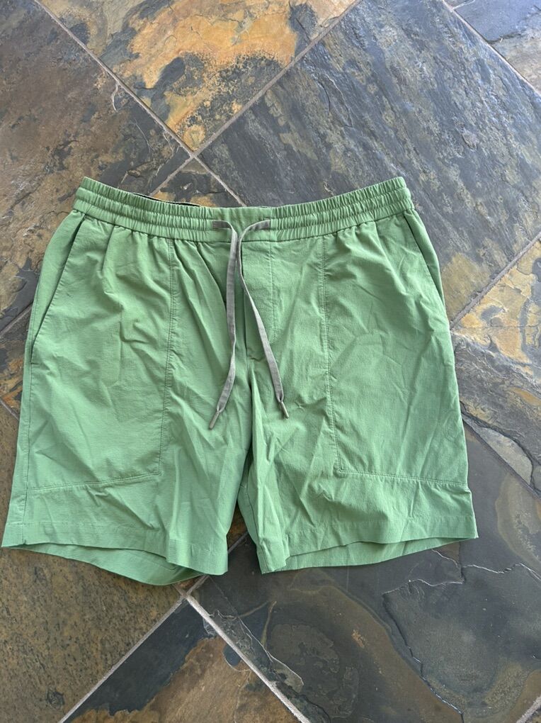 Lululemon Mens XL 8 Unlined Shorts Green