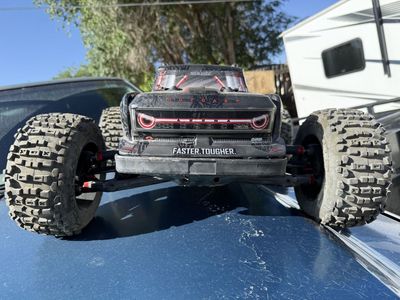 ARRMA outcast 8s 1/5 4WD RC Truck - Extreme Bash Roller w/ Gens Ace Charger and batteries