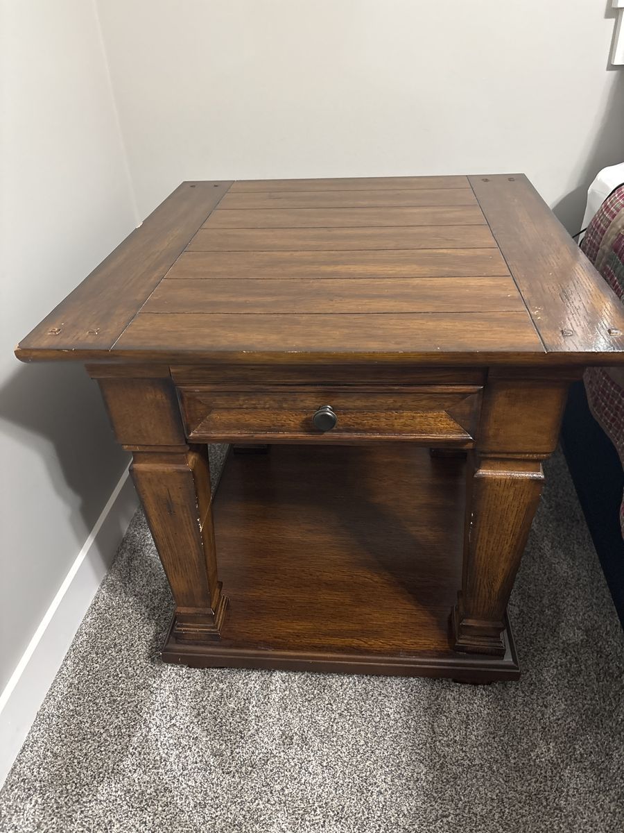 End table/Nightstand
