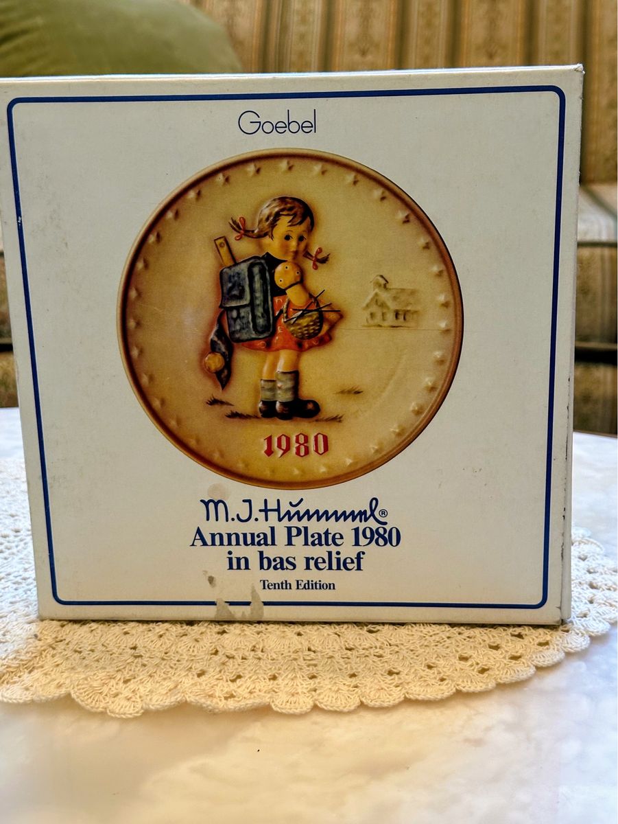 Goebel M.J. Hummel 1980 Annual Plate Bas Relief Tenth Edition School Girl in Box