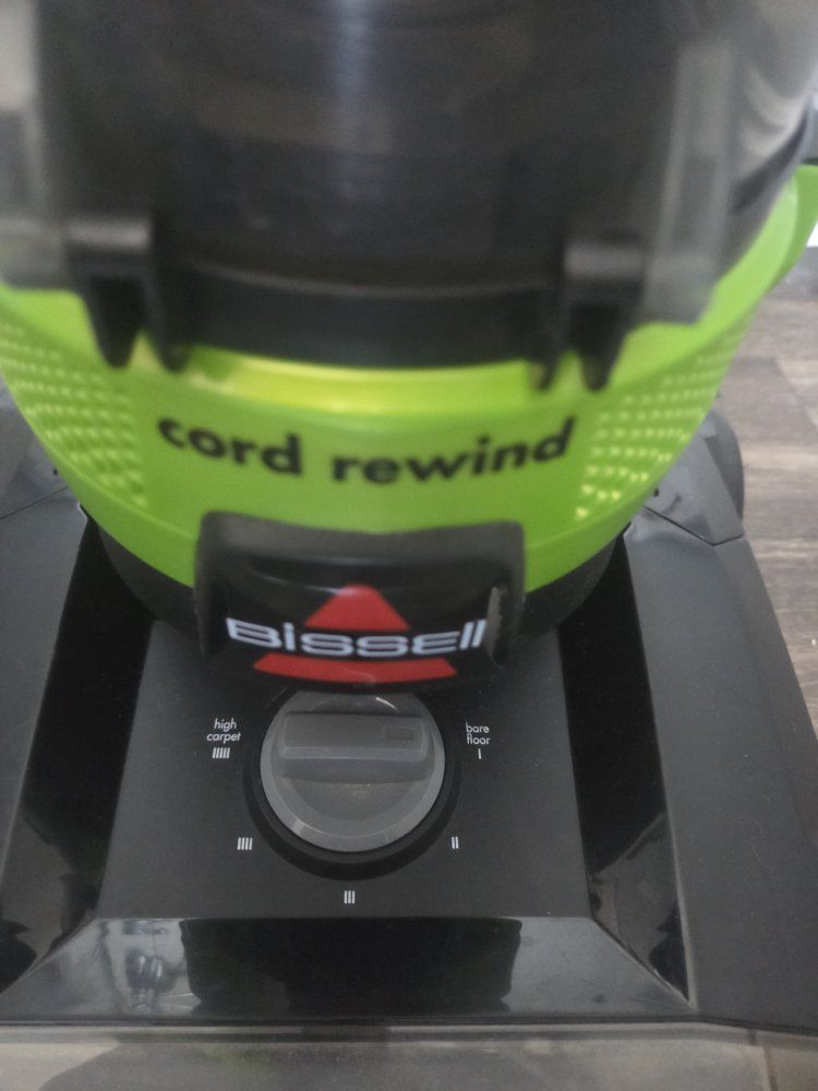 BISSELL PowerForce Rewind Pet Upright Vacuum - Excellent Condition.