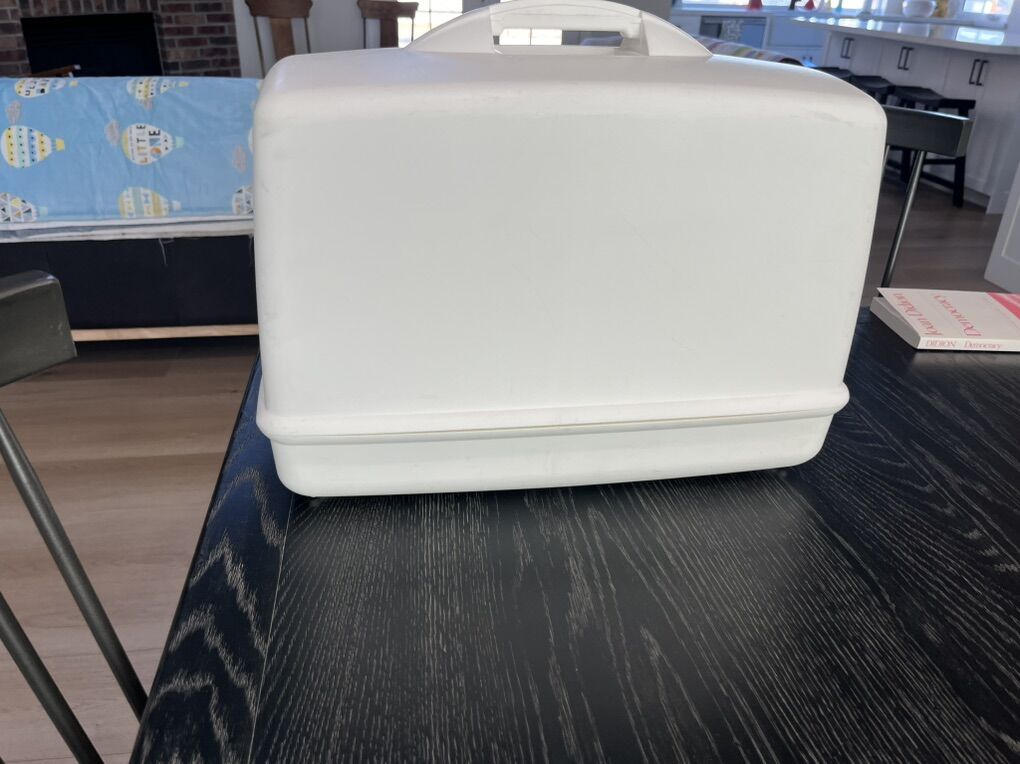 Sewing machine hard cover /carrying case.