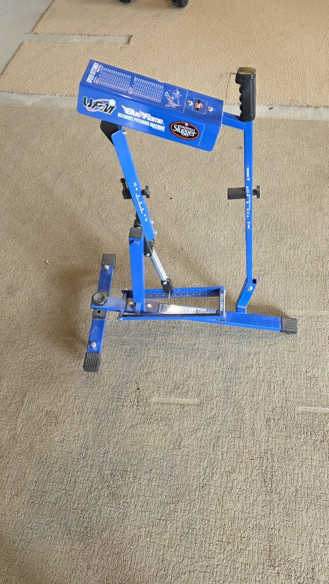 Pitching Machine - Louisville Slugger Blue Flame