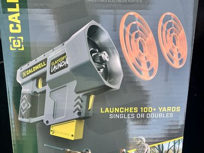 Clay pigeon launcher