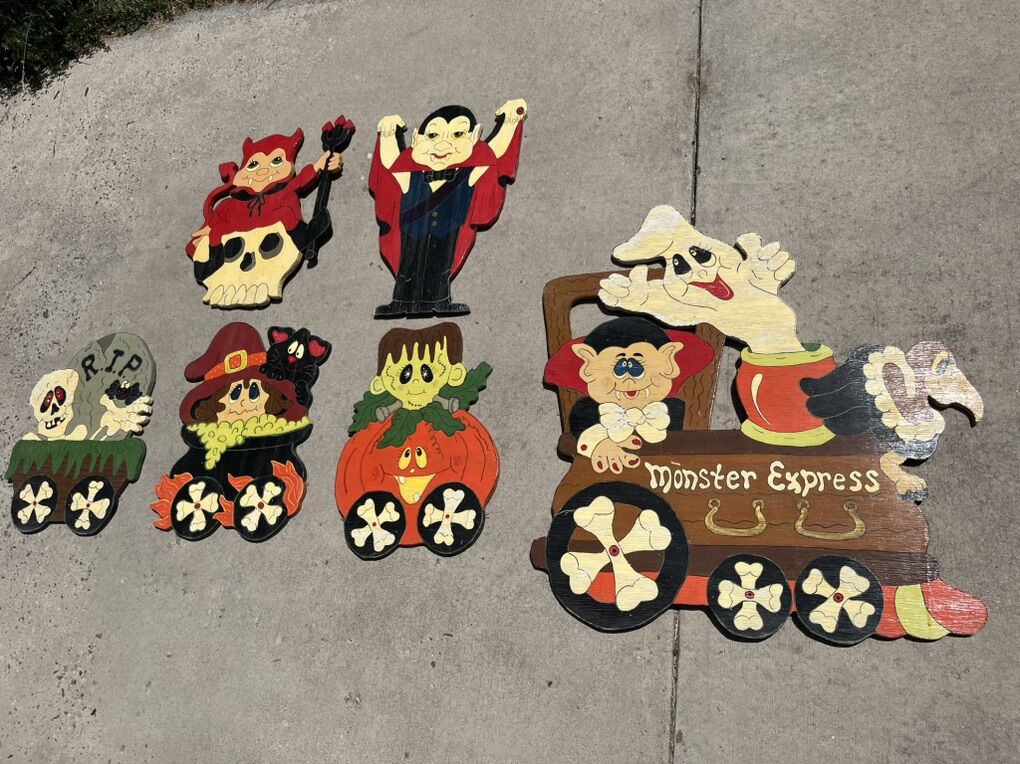 6 large lawn halloween decorations. Hand painted.