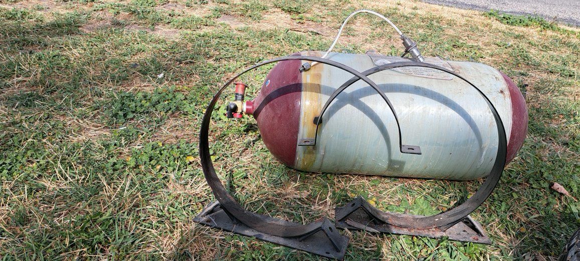 cng tank with mounting straps