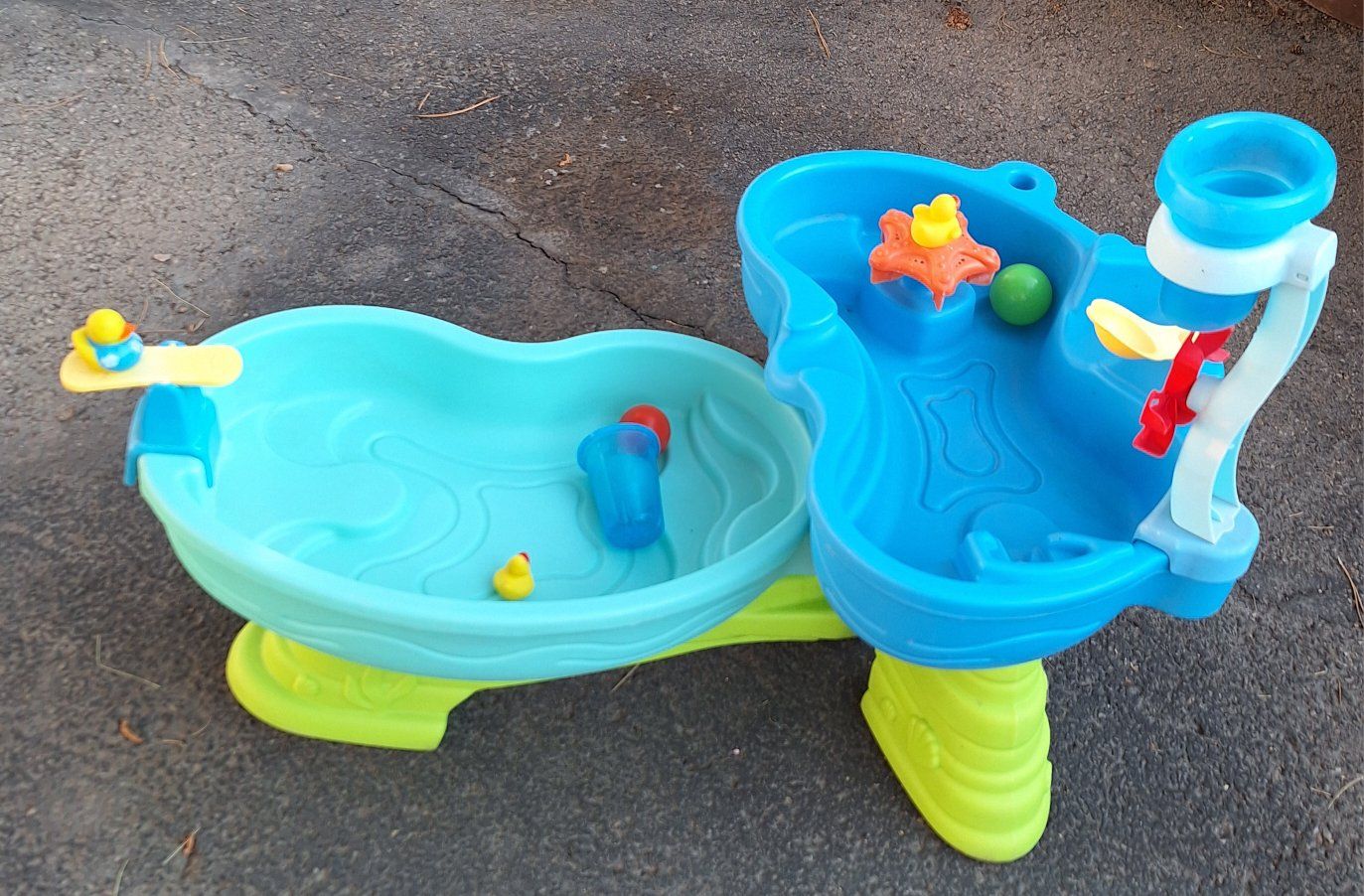 Step2 Double Showers Splash Water Table Outdoor Toy with Accessories