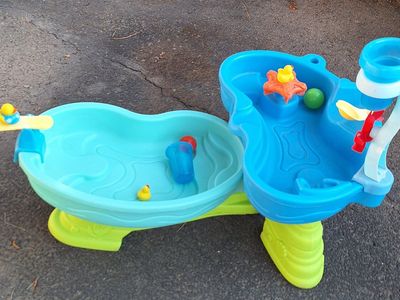 Step2 Double Showers Splash Water Table Outdoor Toy with Accessories
