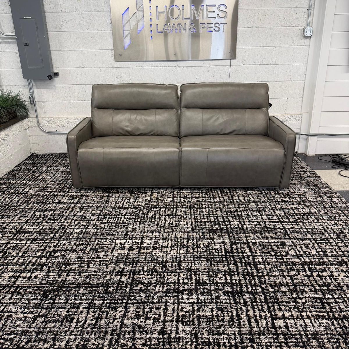 LIKE NEW!! COSTCO HENREDON KEIRA LEATHER ZERO-GRAVITY RECLINING SOFA!!