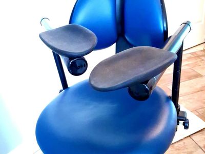 RGP Dental Ergonomic Operator/Hygiene Stool – Dual Arm Supports Included