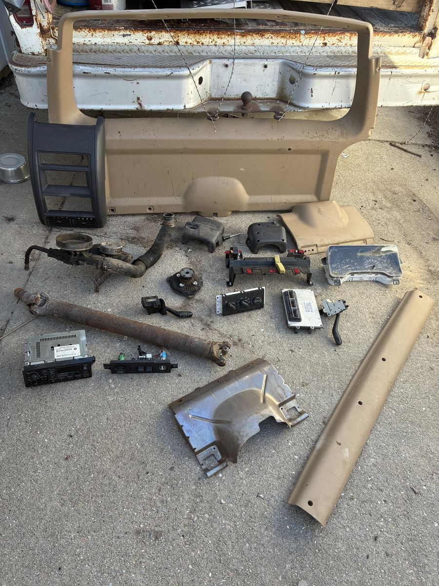 Parting out 2000 jeep cherokee