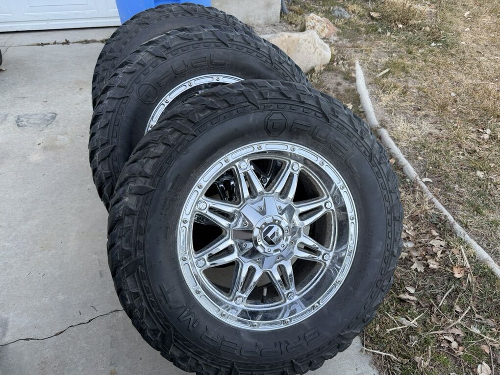 Fuel Hostage 6x5.5\6x139.7 With Fuel Gripper Tires