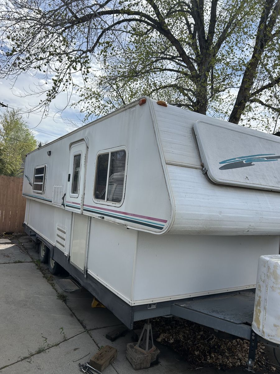 Nice Hi-Lo Camp Trailer - Tows at 6ft Tall!