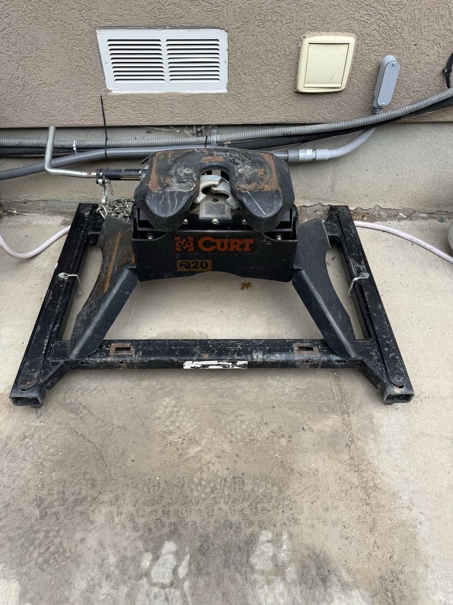 Curt Q20 20K Fifth Wheel Trailer Hitch with Puck System Adapter
