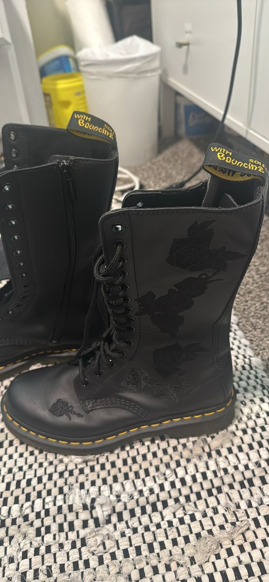Dr. Martens Black Embroidered Rose Combat Boots Women's Size 8 Side Zip