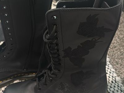Dr. Martens Black Embroidered Rose Combat Boots Women's Size 8 Side Zip