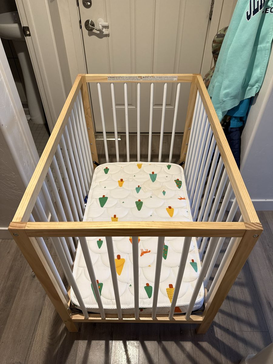 Wooden Baby Mini Crib with Patterned Mattress