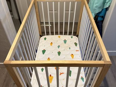 Wooden Baby Mini Crib with Patterned Mattress