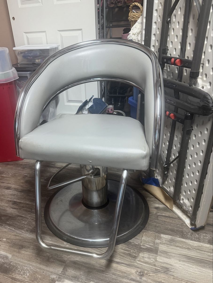 Salon chair